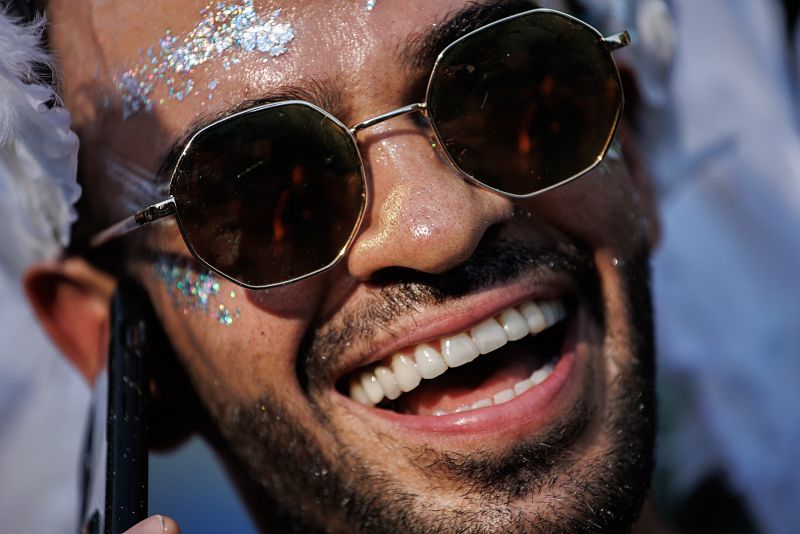 Una persona en la manifestación por el Orgullo LGTBIQ+ de Madrid