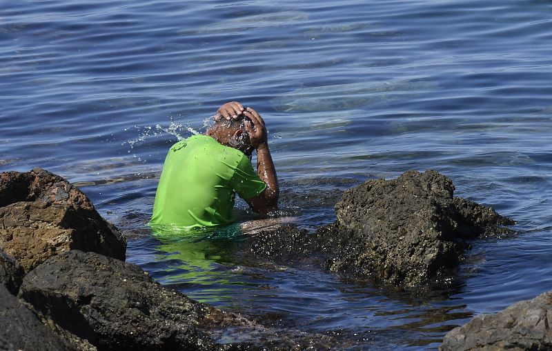 Un bañista se refresca en la playa de El Zapillo en Almería.