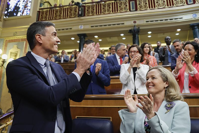 El presidente del Gobierno, Pedro Sánchez, aplaude junto a otros miembros del Congreso tras su intervención en el debate