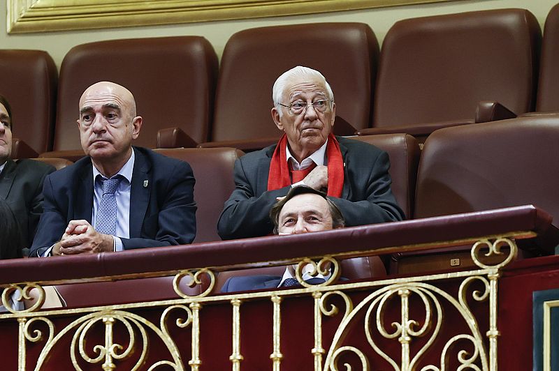 El Padre Ángel asiste desde la tribuna de invitados al debate sobre el estado de la nación