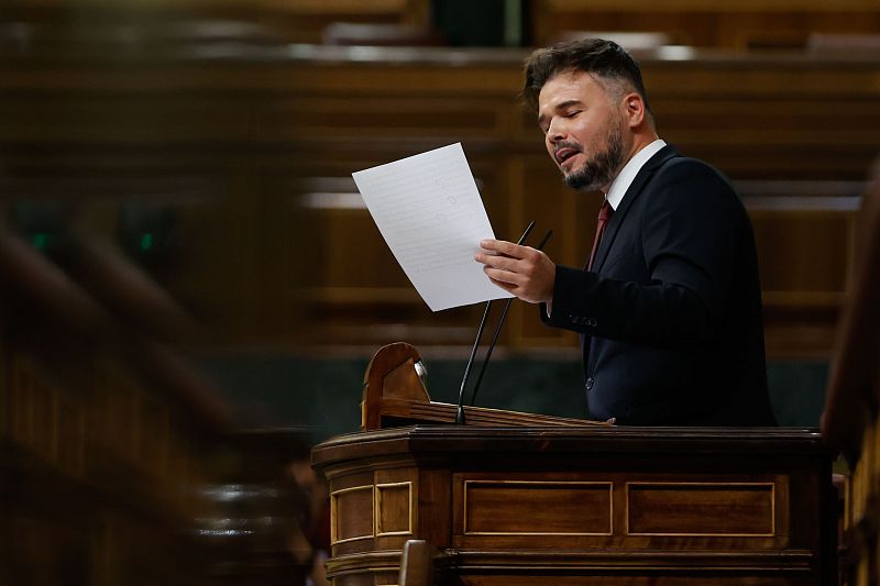 El momento más tenso del día lo ha protagonizado el representante de ERC, Gabriel Rufían, cuando ha sacado unas balas de su bolsillo y las ha colocado encima del atril, tras recriminar a Sánchez su postura sobre la tragedia ocurrida en la valla de Me