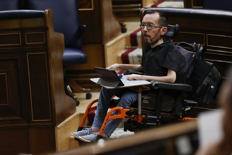 El portavoz parlamentario de Unidas Podemos, Pablo Echenique, alaba las medidas anunciadas por el presidente del Ejecutivo, que ha anunciado un impuesto excepcional a las energéticas y a la banca