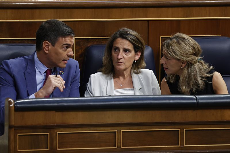 El presidente del Gobierno, Pedro Sánchez conversa con la vicepresidenta tercera del Gobierno, Teresa Ribera, y la vicepresidenta segunda, Yolanda Díaz