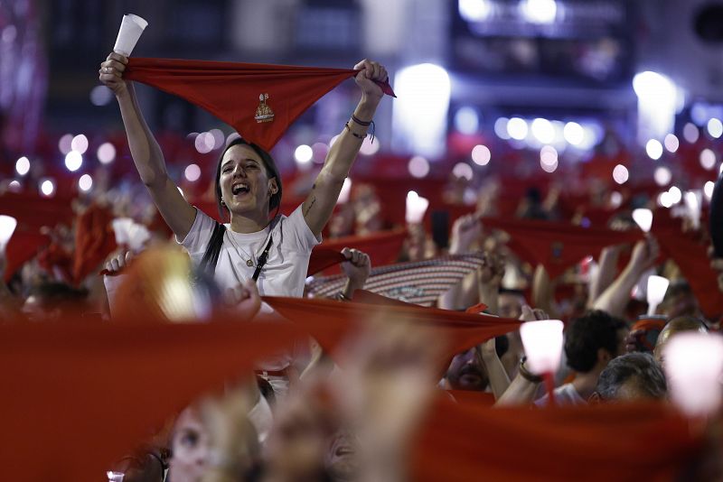 Pamplona ha despedido esta medianoche, en el mismo lugar en el que empezaron, los Sanfermines más esperados por sus vecinos después de que la pandemia impidiera celebrarlos en 2020 y 2021.