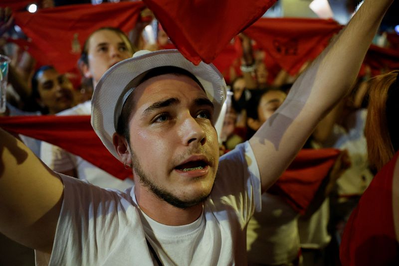 Los pamploneses despiden las fiestas de San Fermín entonando el 'Pobre de mí' tres años después de la última vez, en 2019.