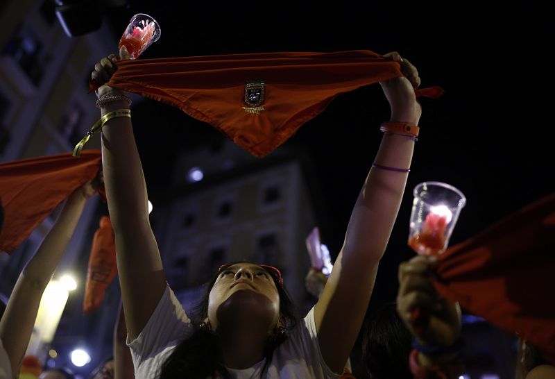 Pamplona ha despedido esta medianoche, en el mismo lugar en el que empezaron, los Sanfermines más esperados por sus vecinos después de que la pandemia impidiera celebrarlos en 2020 y 2021.