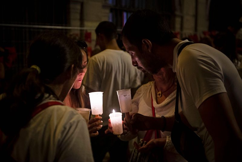 La gente sopla velas en la iglesia de San Lorenzo, marcando el final de las fiestas de San Fermín en Pamplona