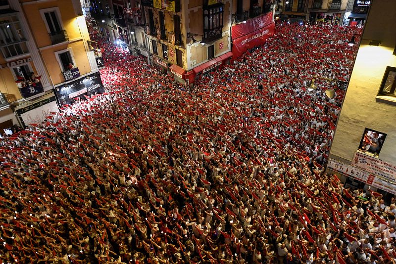 Los pamploneses despiden las fiestas de San Fermín entonando el 'Pobre de mí' tres años después de la última vez, en 2019.