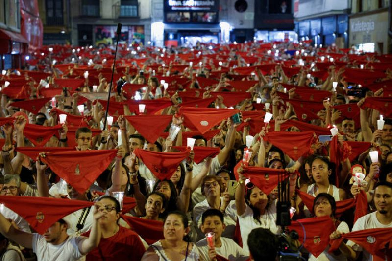Los pamploneses despiden las fiestas de San Fermín entonando el 'Pobre de mí' tres años después de la última vez, en 2019.