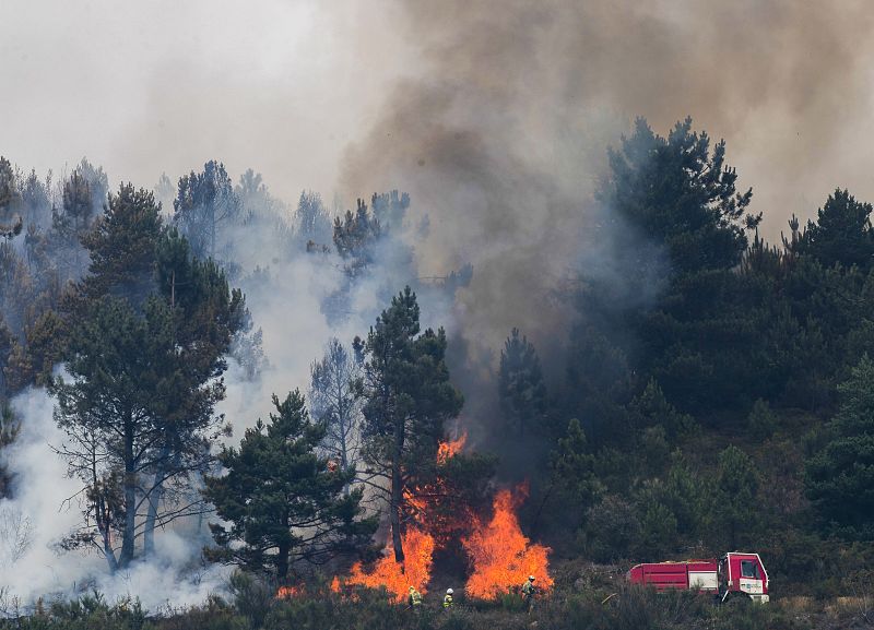 Dificultades eb los incendios forestales declarados en Galicia