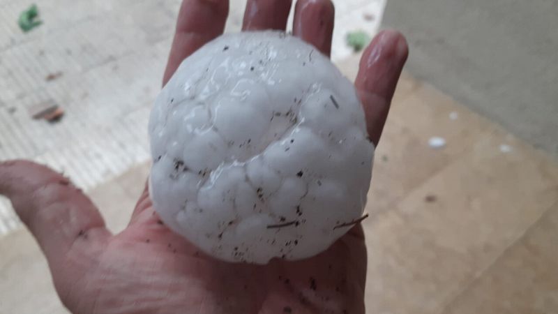 Una persona aguanta una pedra que ha caigut aquest dimarts a la tarda a Corçà