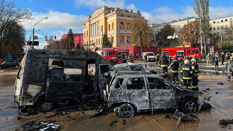 Trabajadores de emergencias en uno de los lugares del ataque en Kiev, el 10 de octubre. Foto: AP Photo/Adam Schreck. 