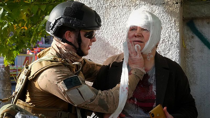 Una mujer herida es atendida por un soldado en la capital ucraniana en Kiev. AP Photo/Efrem Lukatsky