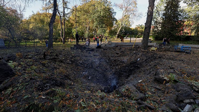 Cráter dejado por uno de los proyectiles rusos que ha caído en Kiev este lunes. REUTERS/Valentyn Ogirenko