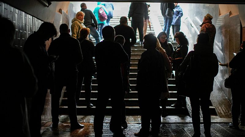 Ciudadanos de Járkov, otras de las ciudades bombardeadas, se refugian en el metro. Foto: AP Photo/Francisco Seco