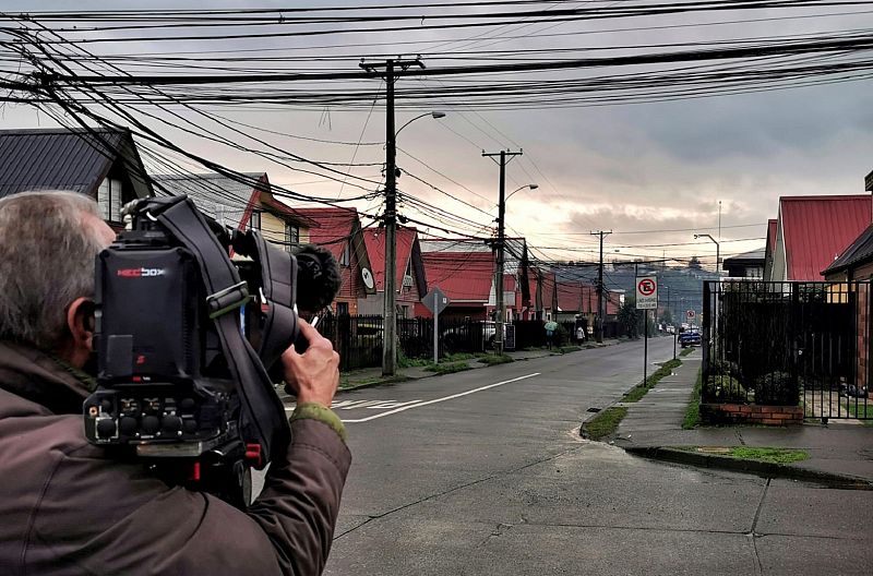 Reportero tve graba en una calle de Temuco