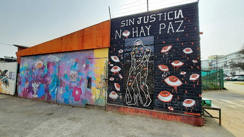 Caseta con pintada simbólica del estallido social en Chile, en 2019