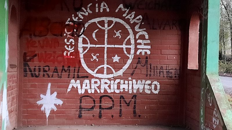 Pared con pintada mapuche "kultrun"