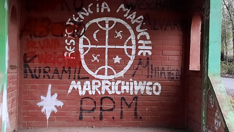 Pared con pintada mapuche "kultrun" 