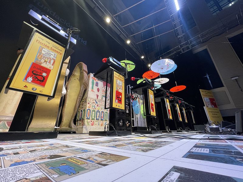 Atriles preparados para la representación de 'Las aventuras de Tintín'