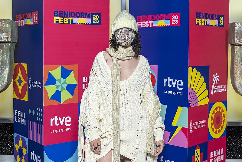 Alice Wonder en la alfombra naranja del Benidorm Fest