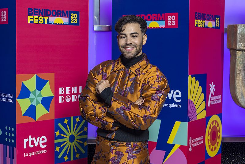 Agoney en la alfombra naranja del Benidorm Fest