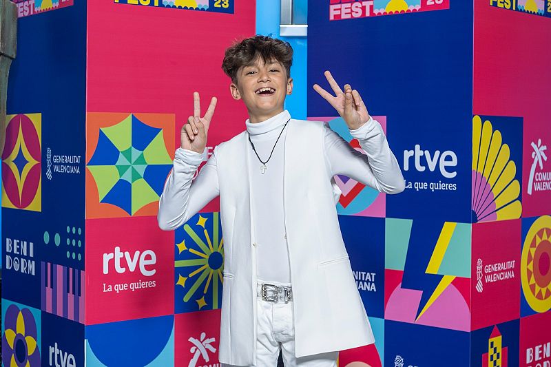 Carlos Higes en la alfombra naranja del Benidorm Fest