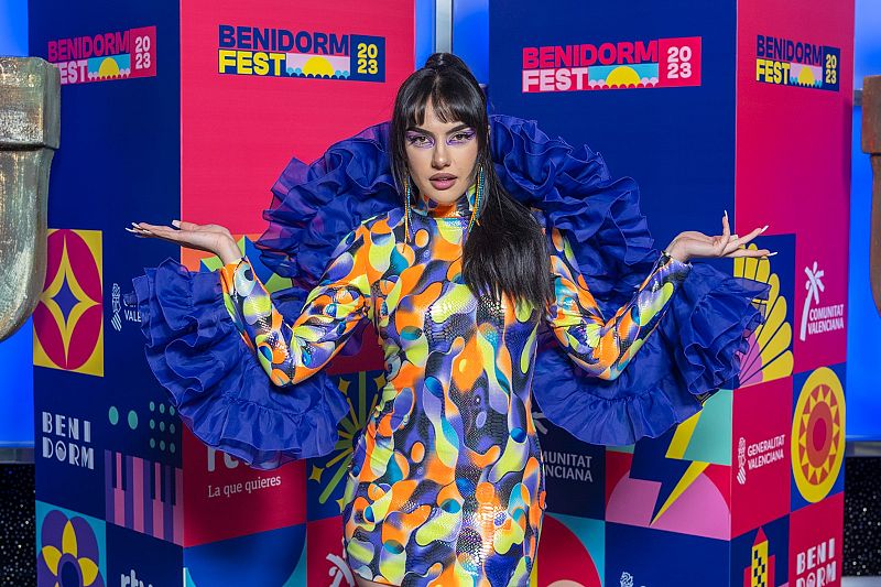 Marta Sango en la alfombra naranja del Benidorm Fest