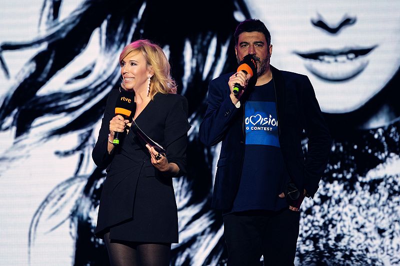 María Eizaguirre y Tony Aguilar presentando la gala inaugural del Benidorm Fest