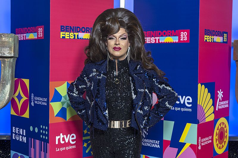 Sharonne en la alfombra naranja del Benidorm Fest