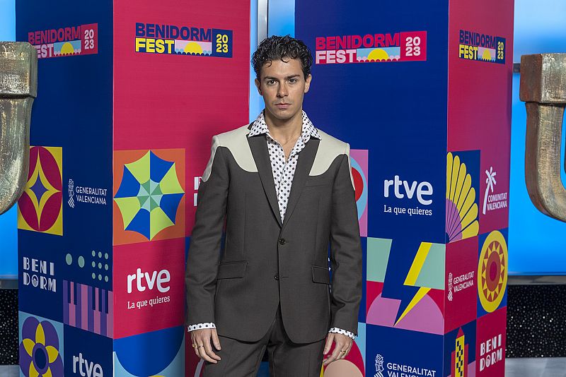 Alfred García en la alfombra naranja del Benidorm Fest