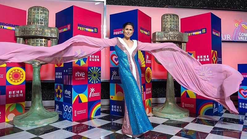 Rosa López en la alfombra naranja del Benidorm Fest