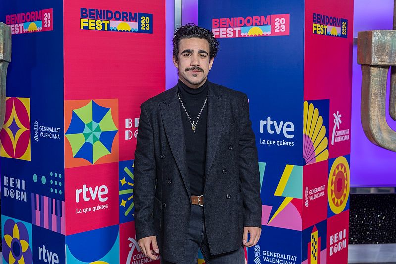 Gonzalo Hermida en la alfombra naranja del Benidorm Fest