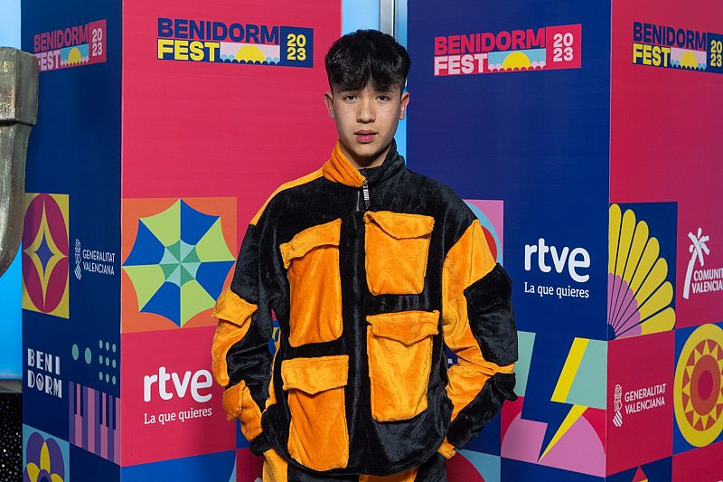 Levi Díaz en la alfombra naranja del Benidorm Fest