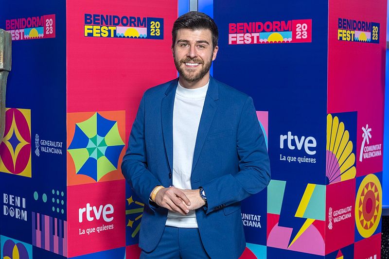 Rodrigo Vázquez en la alfombra naranja del Benidorm Fest