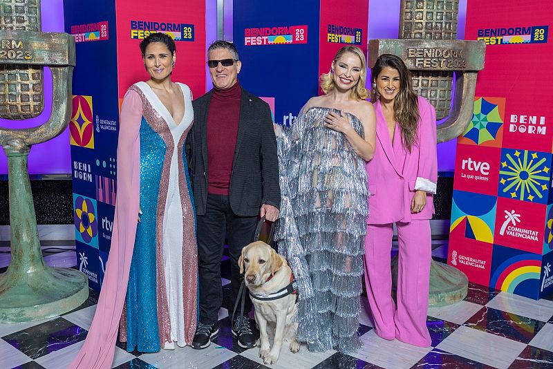 Barei, Rosa López, Serafín Zubiri y Soraya Arnelas en la alfombra naranja del Benidorm Fest