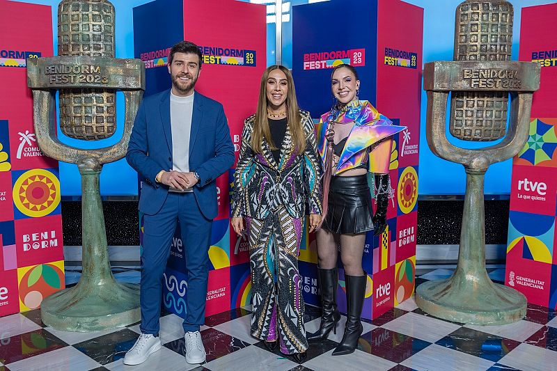 Inés Hernand, Mónica Naranjo y Rodrigo Vázquez en la alfombra naranja del Benidorm Fest