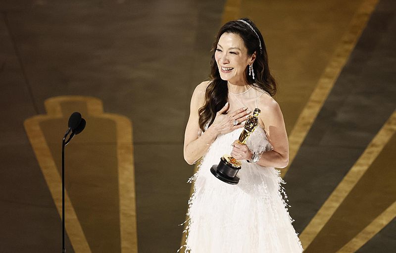 Michelle Yeoh gana el Oscar a mejor actriz por 'Todo a la vez en todas partes'.
