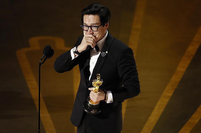 Ke Huy Quan, muy emocionado, recibe el Oscar a mejor actor de reparto por 'Todo a la vez en todas partes'.