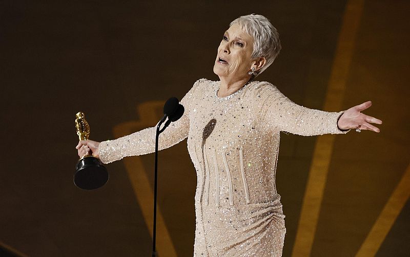Jamie Lee Curtis celebra con entusiasmo su Oscar a mejor actriz de reparto por 'Todo a la vez en todas partes'.