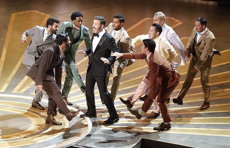 El anfitrión, Jimmy Kimmel, en uno lo de los momentos de la ceremonia presenta rodeado de bailarines.