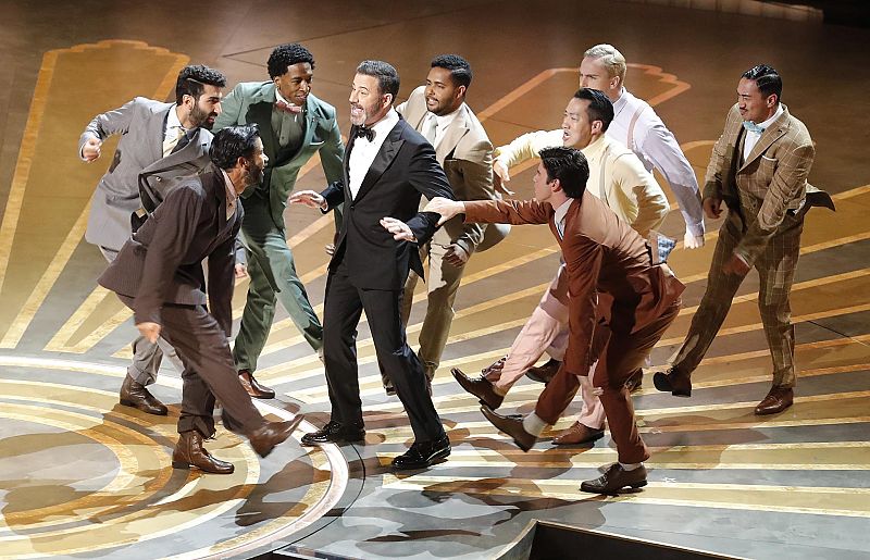 El anfitrión, Jimmy Kimmel, en uno lo de los momentos de la ceremonia presenta rodeado de bailarines.