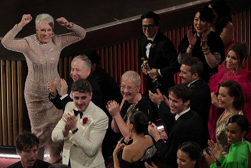 Los asistentes y parte del elenco de 'Todo a la vez en todas partes' celebran el premio a mejor película.