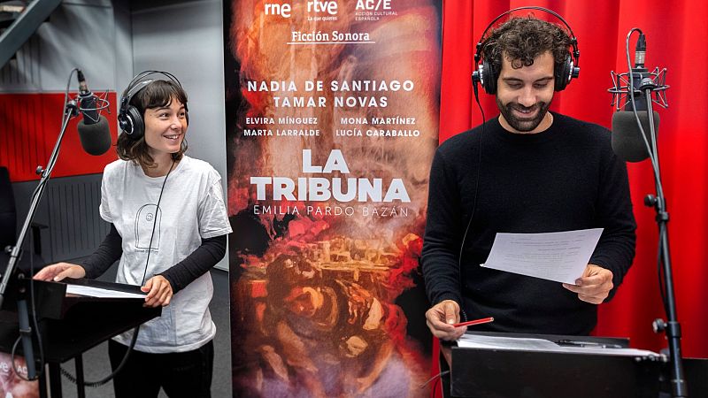 Nadia de Santiago y Tamar Novas durante el ensayo de 'La tribuna'