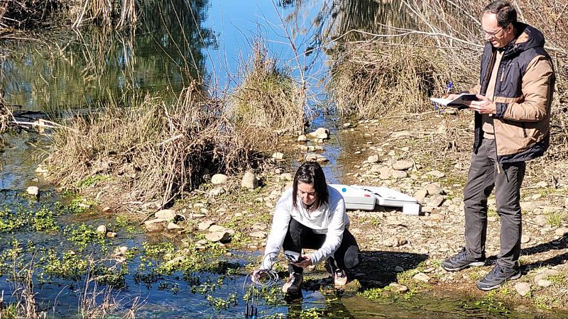 Investigadores analizan las aguas del río Agrio