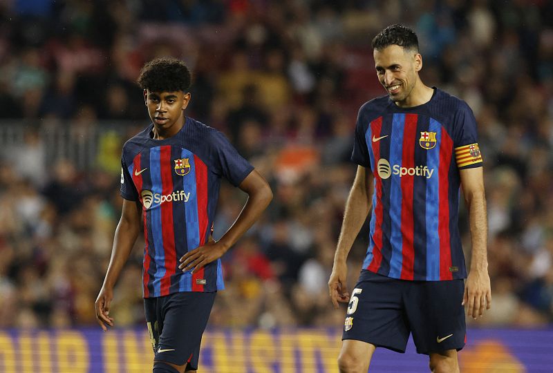 Lamine Yamal (i) junto a Sergio Busquets