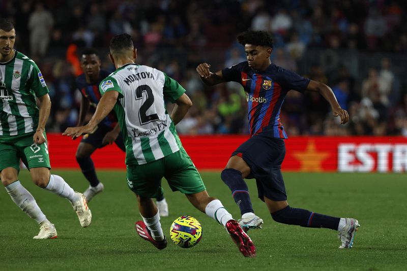 Lamine Yamal, ante el jugador dle Betis Montoya