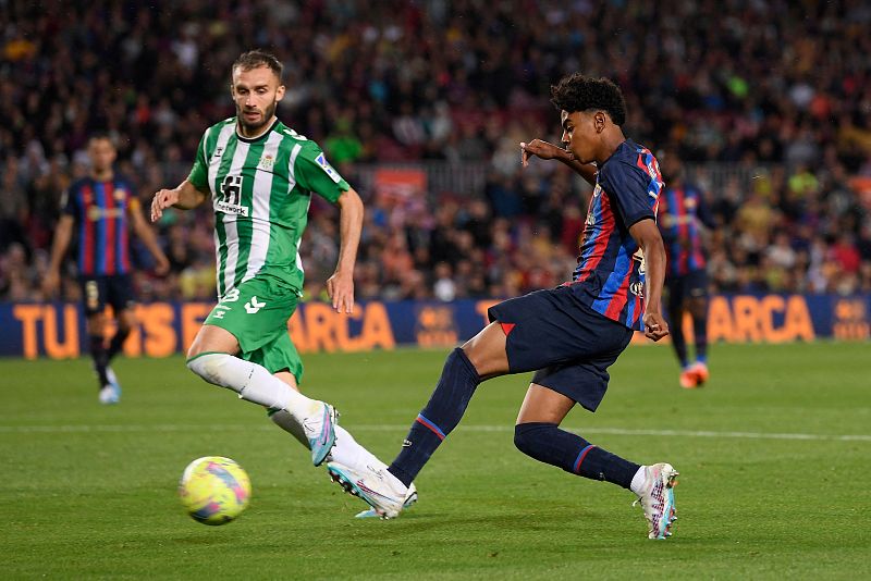  Lamine Yamal dispara nada más salir en el partido Barça - Betis