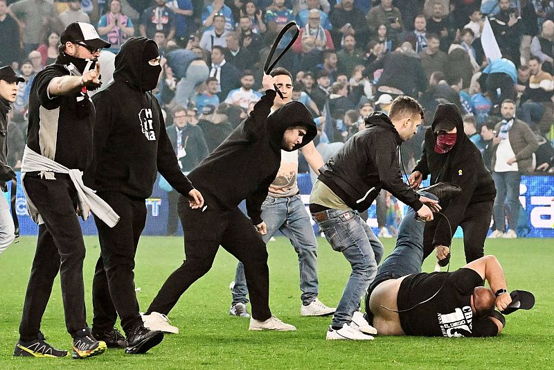 Ultras del Udinese golpean a un aficionado del Nápoles que saltó al campo tras el final del partido.