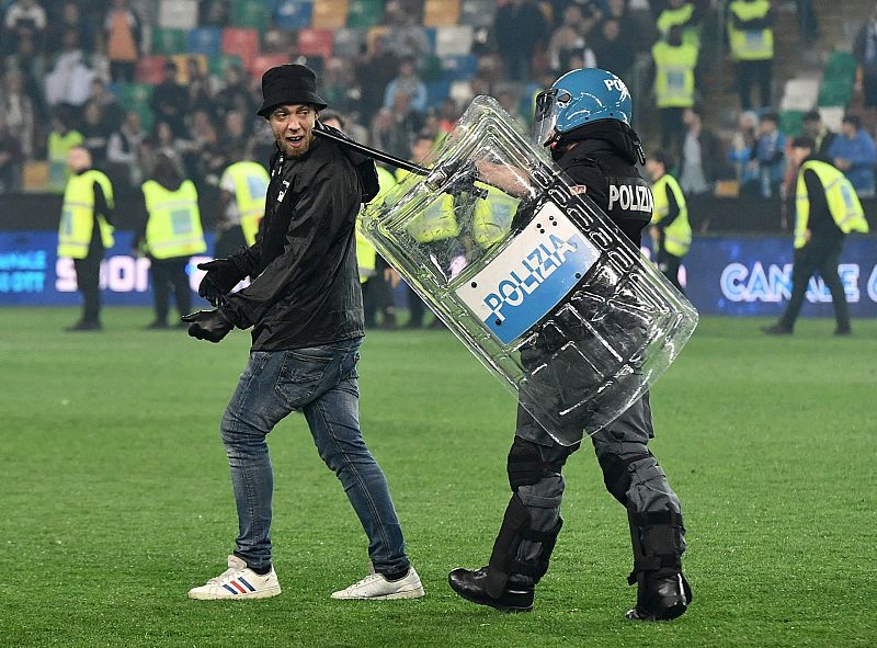 Un agente de la policía italiana interviene en el estadio Friuli en medio de los incidentes tras el Udinese - Nápoles